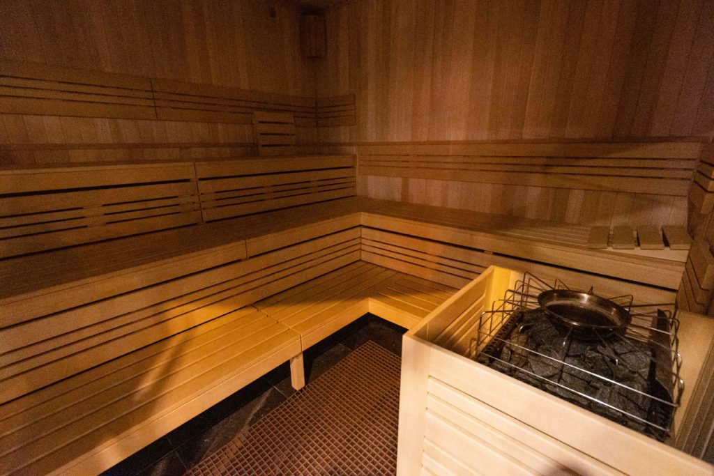 Finská sauna. V přízemí budovy je nové privátní wellness s vířivkou, saunou, parními lázněmi.  Po domluvě možnost masáží a využití fitness centra - cena dle dohody.